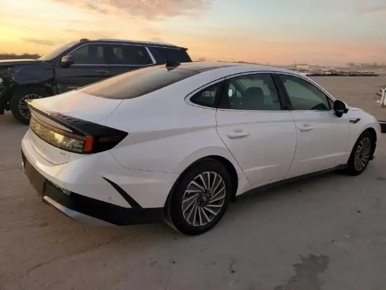 ✅ Hyundai sonata 𝐕𝐈𝐈𝐈 рестайлинг
- 2.0 Гибрид, 192 л. С.
- Акпп 8-ст.
- Передний привод
- Пробег: 29.500 км
- 04/2024
Идеальный вариант с родным окрасом, целой безопасностью! Не утопленник! Второго такого нет ни на рынке грузии, ни на аукционах!
Машинка на кожаном салоне и панораме! 🔥
Цена даже с утиль сбором будет ниже первой цены на рынке рф
Автомобиль менее 3-х лет - растаможка под 48%
Можем выкупить автомобиль за свои деньги! 🤝
Цена в грузии: 𝟏. 𝟕𝟗𝟎. 𝟎𝟎𝟎 ₽ 💵
Кирилл
+7 (949) 400-56-31
📞 🇷🇺 Звоните: +79494005631 - фотография - 5