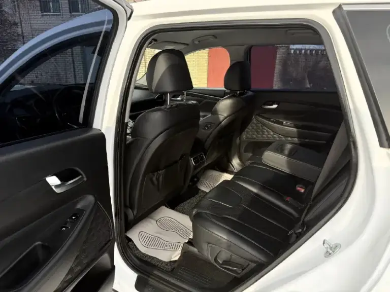 ➡ В продаже: hyundai santa fe 2021 iv рестайлинг - из кореи
2.5 T бензин - 280 лс, пробег — 76 тыс. Км. В очень хорошей комплектации. Авто в наличии в луганске

Пригнана в рф в 2023 году из кореи тщательно подбиралась без дтп и прочих нюансов, все подушки и стекла родные.

📝 Документы:
- Автомобиль находится в луганске, полное переоформление,
Без схем по доверенности и так далее.
- По запросу предоставлю vin-код и видеообзор автомобиля.

🔽 Технически авто полностью исправно, все работает корректно, вложений не требует. Готовы к любым проверкам и диагностике, все узлы и агрегаты в исправном состоянии

2.5 Turbo — 280 л. С. - отличная динамика в сочетании с адекватным расходом топлива — автомобиль действительно едет очень бодро для своего класса. Редкий вариант на рынке именно с турбо версией, не стоит сравнивать с обычными атмосферным 2.5 на 180 сил, совсем друга езда и впечатление.

- Стоит отдельно отметить, что линейка 2.5-литровых бензиновых моторах, кот
📞 Звоните: +7(959)1204792 - фотография - 6