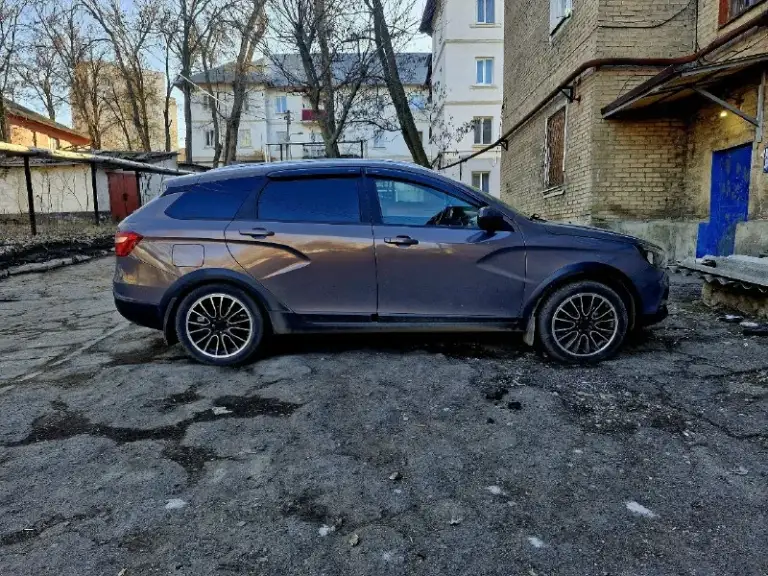 Продам веста кросс универсал 1.8. Год выпуска 2019 пробег 120 тысяч второй собственник. Все стекла заводские запасные колесо не разу не ставелос авто в заводском окрасе любые проверки кузов в отличном состоянии двигатель ходовая коробка без нареканий резина зима лето на 17. Салон в идеальном состоянии.2 комплекта дисков. Оба легкосплав. Комплектация климат, подогрев сидений передних и задних сидений. Три режима. 4 стекла подъёмника подогрев лобового. Элекро зеркала с подогревом. Датчик света. Датчик дождя. Круиз контроль. Камера заднего вида. Парктроники. Мультируль. 4 подушки безопасности. Помощь при трогании в горку, курсовая стабилизация, антибукс анти занос блокировка двери. Штатная музыка. Сигнализация с автозапуском. Система навигация. Два ключа. Зарядные розёмы передних и задних пассажиров переоформление в мрэо. Цена 1.100000 без торга. Все вопросы по телефону +79494775861
📞 Звоните: +7(949)4775861 - фотография - 3