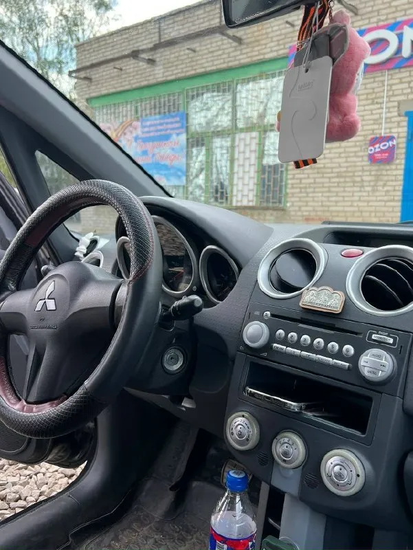 Продам mitsubishi colt 2008 года с двигателем 1.5 (не путайте с 1.3), коробка передач автоматическая - робот, с настоящим пробегом 170.000 км. В семье уже почти 3 год, ездит девушка. Машина обслужена, вложений не требует. Все менялось и обслуживалось, не затягивалось. Масла, фильтра, колодки, датчики, свечи. Машина никогда не подводила. Кондиционер заправлен и работает, подогревы сидений. Все стекла оригинальные, работает каждая кнопочка. Масло не расходует от замены до замены, в коробке менялось масло и датчики, сцепления еще хватит надолго, лед лампочки в фарах. Два ключа, полное переоформление, красивые номера в подарок. Автотека зеленая, дтп не было. Осмотр в г. Донецке. Цена 550.000 рублей. Номера для связи: +7 949 376 0414 +7 949 375 12 46.
📞 Звоните: +7(949)3760414 - фотография - 4