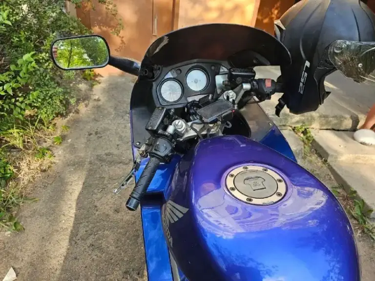 Продам honda vfr800
2001 Г
800 Кубов
Резина вся новая
Произведена замена масла, свечей, фильтров
Новый аккумулятор
Новые колодки
Полностью готов к мотосезону 🏍️
Цена 400 тыс рублей
+7959-153-18-81
📞 Звоните: +7(959)1531881 - фотография - 4