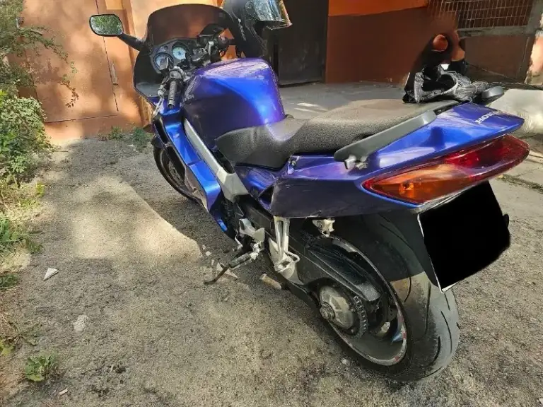 Продам honda vfr800
2001 Г
800 Кубов
Резина вся новая
Произведена замена масла, свечей, фильтров
Новый аккумулятор
Новые колодки
Полностью готов к мотосезону 🏍️
Цена 400 тыс рублей
+7959-153-18-81
📞 Звоните: +7(959)1531881 - фотография - 5