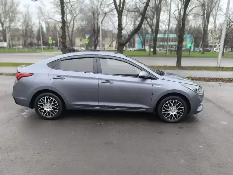 Марка: hyundai
Модель: solaris
Год: 2018
Пробег: 139000
Объем двигателя: 1.6
Топливо: бензин
Кпп: автоматическая
Цвет: серый
Цена: 1375000р
Тел +79493526414
Описание:
Весь в заводской краске!
Без дтп!
Зелёная автотека!
Комплектация: диодная оптика с подсветкой зоны поворота, подогрев: лобового стекла, руля и всех сидений, климат, круиз, мультируль, bluetooth, датчики давления шин, системы безопасности, сигнализация с автозапуском.
Авто без жучков и коррозии!
Диагностическая карта в наличии - фотография - 3