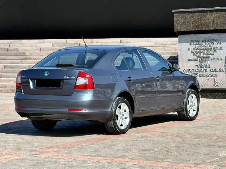 Skoda octavia
Год выпуска - 2012
Двигатель - 1.8t
Автоматическая кпп ( asin )
Пробег - 202.000км
Цена - 950.000₽
Тел. - +79493902663
Либо: - +7 (949) 679-98-14
Автомобиль в идеальном состоянии, без каких либо вложений что по кузову, что по технической части. 2 хозяина с автосалона. Родной пробег. Очень бодрая связка двигателя 1.8 турбо с обычным гидротрансформатором asin ( не путать с проблемной dsg ) на самой жирной комплектации: подогревы всех сидений; большой сенсорный монитор; хорошая акустика; двухзонный климат-контроль; датчик света и дождя; круиз-контроль; парктроник; эл. Складываемые зеркала с подогревом; 2 пары ключей; штатные диски r-16 с новой резиной; кожаный мультируль; антибукс; 4эл. Стеклоподъемника с доводчиками; омыватель фар; полный бортовой компьютер; большой багажник и многое другое. Кто ищет достойную октавию со связкой 1.8т - ат которая дарит кучу удовольствия от вождения - добро пожаловать. Спасибо за внимание, всех благ! Св
📲 Tg: @vladimir_23_23_23
📞 Звоните: +7(949)3902663 - фотография - 2