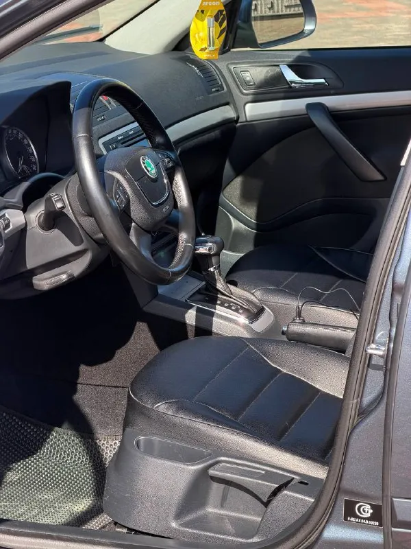 Skoda octavia
Год выпуска - 2012
Двигатель - 1.8t
Автоматическая кпп ( asin )
Пробег - 202.000км
Цена - 950.000₽
Тел. - +79493902663
Либо: - +7 (949) 679-98-14
Автомобиль в идеальном состоянии, без каких либо вложений что по кузову, что по технической части. 2 хозяина с автосалона. Родной пробег. Очень бодрая связка двигателя 1.8 турбо с обычным гидротрансформатором asin ( не путать с проблемной dsg ) на самой жирной комплектации: подогревы всех сидений; большой сенсорный монитор; хорошая акустика; двухзонный климат-контроль; датчик света и дождя; круиз-контроль; парктроник; эл. Складываемые зеркала с подогревом; 2 пары ключей; штатные диски r-16 с новой резиной; кожаный мультируль; антибукс; 4эл. Стеклоподъемника с доводчиками; омыватель фар; полный бортовой компьютер; большой багажник и многое другое. Кто ищет достойную октавию со связкой 1.8т - ат которая дарит кучу удовольствия от вождения - добро пожаловать. Спасибо за внимание, всех благ! Св
📲 Tg: @vladimir_23_23_23
📞 Звоните: +7(949)3902663 - фотография - 5