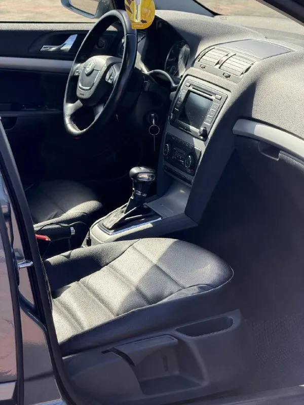 Skoda octavia
Год выпуска - 2012
Двигатель - 1.8t
Автоматическая кпп ( asin )
Пробег - 202.000км
Цена - 950.000₽
Тел. - +79493902663
Либо: - +7 (949) 679-98-14
Автомобиль в идеальном состоянии, без каких либо вложений что по кузову, что по технической части. 2 хозяина с автосалона. Родной пробег. Очень бодрая связка двигателя 1.8 турбо с обычным гидротрансформатором asin ( не путать с проблемной dsg ) на самой жирной комплектации: подогревы всех сидений; большой сенсорный монитор; хорошая акустика; двухзонный климат-контроль; датчик света и дождя; круиз-контроль; парктроник; эл. Складываемые зеркала с подогревом; 2 пары ключей; штатные диски r-16 с новой резиной; кожаный мультируль; антибукс; 4эл. Стеклоподъемника с доводчиками; омыватель фар; полный бортовой компьютер; большой багажник и многое другое. Кто ищет достойную октавию со связкой 1.8т - ат которая дарит кучу удовольствия от вождения - добро пожаловать. Спасибо за внимание, всех благ! Св
📲 Tg: @vladimir_23_23_23
📞 Звоните: +7(949)3902663 - фотография - 6