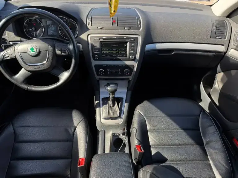 Skoda octavia
Год выпуска - 2012
Двигатель - 1.8t
Автоматическая кпп ( asin )
Пробег - 202.000км
Цена - 950.000₽
Тел. - +79493902663
Либо: - +7 (949) 679-98-14
Автомобиль в идеальном состоянии, без каких либо вложений что по кузову, что по технической части. 2 хозяина с автосалона. Родной пробег. Очень бодрая связка двигателя 1.8 турбо с обычным гидротрансформатором asin ( не путать с проблемной dsg ) на самой жирной комплектации: подогревы всех сидений; большой сенсорный монитор; хорошая акустика; двухзонный климат-контроль; датчик света и дождя; круиз-контроль; парктроник; эл. Складываемые зеркала с подогревом; 2 пары ключей; штатные диски r-16 с новой резиной; кожаный мультируль; антибукс; 4эл. Стеклоподъемника с доводчиками; омыватель фар; полный бортовой компьютер; большой багажник и многое другое. Кто ищет достойную октавию со связкой 1.8т - ат которая дарит кучу удовольствия от вождения - добро пожаловать. Спасибо за внимание, всех благ! Св
📲 Tg: @vladimir_23_23_23
📞 Звоните: +7(949)3902663 - фотография - 8