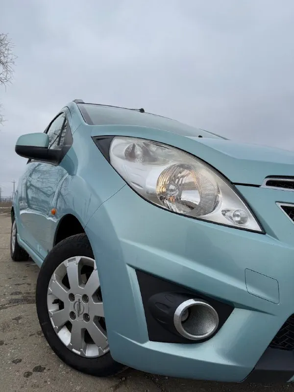 Продам chevrolet spark🔥
Год выпуска:2010🔥
Пробег, км:157.000(оригинал) 🔥
Модификация:1.2 мт 🔥
Тип двигателя:бензин🔥
Коробка передач :механика 🔥
Привод:передний🔥
Тип кузова : хетчбек 5-дверный🔥
Koмплeктaция: base🔥
Цвет: голубой🔥
1 Собственник
Автомобиль в родном окрасе
Продажа автомобиля от собственника. Автомобиль в богатой комплектации и в ухоженном состоянии.
Машина на полном ходу, не требует никаких вложений от слова совсем.
Мотор в идеальном состоянии, не троит, не дымит, не имеет каких либо посторонних звуков, не слышно даже как он работает.
Мкпп-в идеальном состоянии, все передачи включаются мягко, без хрустов, ничего не выбивает.
Ходовая-мягкая, ничего не стучит, не тарабанит, всё что нужно было - поменяно. Так же имеется видео, по просьбе отправлю для более лучшего осмотра авто.
Готов к выезду в любой сервис по вашему желанию.
При встречу всё расскажу и покажу.
Цена:599.999 тысяч
Торг минимальный и обоснованный
Возможен пригон по договоренности.
Возможен обмен.
Номер для связи: +79495752024 - фотография - 4