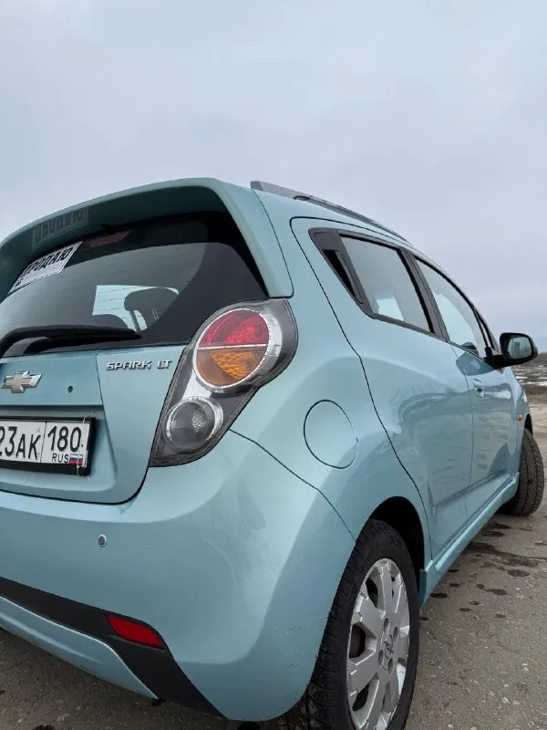 Продам chevrolet spark🔥
Год выпуска:2010🔥
Пробег, км:157.000(оригинал) 🔥
Модификация:1.2 мт 🔥
Тип двигателя:бензин🔥
Коробка передач :механика 🔥
Привод:передний🔥
Тип кузова : хетчбек 5-дверный🔥
Koмплeктaция: base🔥
Цвет: голубой🔥
1 Собственник
Автомобиль в родном окрасе
Продажа автомобиля от собственника. Автомобиль в богатой комплектации и в ухоженном состоянии.
Машина на полном ходу, не требует никаких вложений от слова совсем.
Мотор в идеальном состоянии, не троит, не дымит, не имеет каких либо посторонних звуков, не слышно даже как он работает.
Мкпп-в идеальном состоянии, все передачи включаются мягко, без хрустов, ничего не выбивает.
Ходовая-мягкая, ничего не стучит, не тарабанит, всё что нужно было - поменяно. Так же имеется видео, по просьбе отправлю для более лучшего осмотра авто.
Готов к выезду в любой сервис по вашему желанию.
При встречу всё расскажу и покажу.
Цена:599.999 тысяч
Торг минимальный и обоснованный
Возможен пригон по договоренности.
Возможен обмен.
Номер для связи: +79495752024 - фотография - 7