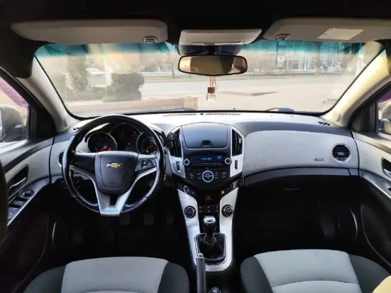 Представляем chevrolet cruze 2013 🚗 — практичный и экономичный седан с узнаваемым дизайном и сбалансированными ходовыми качествами, подходящий для ежедневных поездок и работы. Автомобиль оснащается надёжным бензиновым двигателем объёмом 1.6 л, которы в паре с механической коробкой обеспечивает уверенную динамику и умеренный расход топлива по трассе и в городе. В салоне — удобные сиденья с продуманной посадкой, кондиционер, электростеклоподъёмники и интуитивно понятная центральная консоль, делающая эксплуатацию комфортной. Продуманная компоновка салона и вместительный багажник делают cruze удобным для повседневных задач и небольших путешествий. Chevrolet cruze 2013 — надёжный выбор для тех, кто ценит практичность, комфорт и доступность обслуживания. Автомобиль полностью готов к эксплуатации. Цена 790 тыс. ₽ +7949 7983313
📞 Звоните: +7(949)7983313 - фотография - 7
