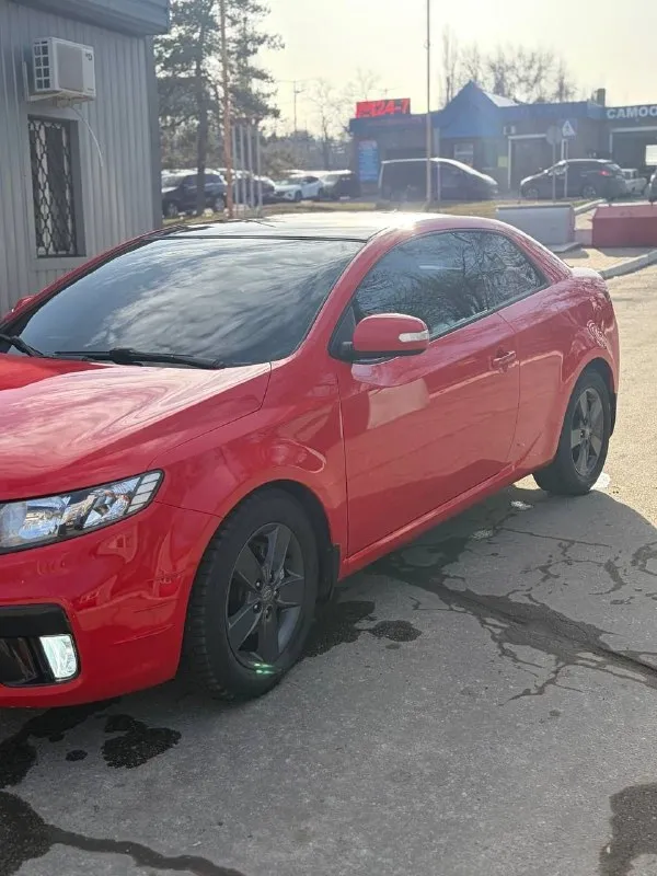 Продам kia cerato coup 2010 года выпуска!
Двигатель 1.6 (126 лошадей) самый надежный и проверенный временем! Кпп механика!
Пробег 142.000 км.
Я второй хозяин, машина не пригон, покупалась в 2010 году в донецк в авто салоне на элеваторной. Корейская сборка!
Комплектация мульти-руль, электро-регулировка зеркал, электро-стеклоподьемники, гур, кондер, климат-контроль, подогрев зеркал, подогрев зоны дворников, центральный замок, стоит доп сигнализация с автозапуском starline, хорошая штатная аудисистема! Кондиционер работает, холодит хорошо! Климат тоже рабочий!
С машиной отдам 2 комплекта колес с резиной лето/зима, зима на оригинальных дисках! 2 комплекта ковриков зима/лето, сервисную книгу, книгу по эксплуатации автомобиля, старый оригинальный генератор, старые туманки с блоками розжига viper, новые запчасти.
Стоит хороший свет, поставил новые оригинальные туманки и led лампы в них! Номера отдам с машиной! Цена 980.000 рублей + торг. Т. +79496469430! Макеевка! - фотография - 3