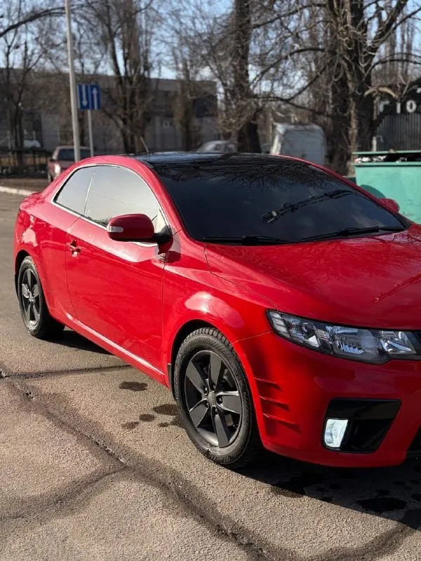 Продам kia cerato coup 2010 года выпуска!
Двигатель 1.6 (126 лошадей) самый надежный и проверенный временем! Кпп механика!
Пробег 142.000 км.
Я второй хозяин, машина не пригон, покупалась в 2010 году в донецк в авто салоне на элеваторной. Корейская сборка!
Комплектация мульти-руль, электро-регулировка зеркал, электро-стеклоподьемники, гур, кондер, климат-контроль, подогрев зеркал, подогрев зоны дворников, центральный замок, стоит доп сигнализация с автозапуском starline, хорошая штатная аудисистема! Кондиционер работает, холодит хорошо! Климат тоже рабочий!
С машиной отдам 2 комплекта колес с резиной лето/зима, зима на оригинальных дисках! 2 комплекта ковриков зима/лето, сервисную книгу, книгу по эксплуатации автомобиля, старый оригинальный генератор, старые туманки с блоками розжига viper, новые запчасти.
Стоит хороший свет, поставил новые оригинальные туманки и led лампы в них! Номера отдам с машиной! Цена 980.000 рублей + торг. Т. +79496469430! Макеевка! - фотография - 4