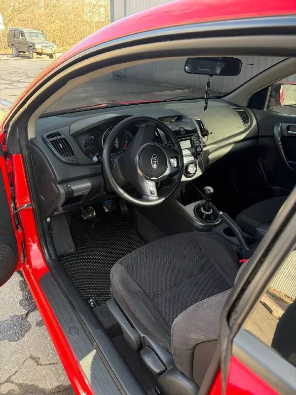 Продам kia cerato coup 2010 года выпуска!
Двигатель 1.6 (126 лошадей) самый надежный и проверенный временем! Кпп механика!
Пробег 142.000 км.
Я второй хозяин, машина не пригон, покупалась в 2010 году в донецк в авто салоне на элеваторной. Корейская сборка!
Комплектация мульти-руль, электро-регулировка зеркал, электро-стеклоподьемники, гур, кондер, климат-контроль, подогрев зеркал, подогрев зоны дворников, центральный замок, стоит доп сигнализация с автозапуском starline, хорошая штатная аудисистема! Кондиционер работает, холодит хорошо! Климат тоже рабочий!
С машиной отдам 2 комплекта колес с резиной лето/зима, зима на оригинальных дисках! 2 комплекта ковриков зима/лето, сервисную книгу, книгу по эксплуатации автомобиля, старый оригинальный генератор, старые туманки с блоками розжига viper, новые запчасти.
Стоит хороший свет, поставил новые оригинальные туманки и led лампы в них! Номера отдам с машиной! Цена 980.000 рублей + торг. Т. +79496469430! Макеевка! - фотография - 7