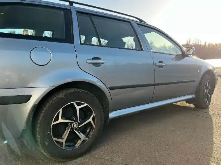 Продам skoda octavia tour 2004 год находится город енакиево цена 570.000руб разумный торг возле капота продажа от собственника регион 180 мотор 1.6 бензин коробка механика пробег 244.435км кондиционер есть печка греет резина зима-лето кузов в хорошем состояние живой, не битый не крашен, есть пару моментов не критично на фото видно. Двигатель работает хорошо, коробка тоже нужно поменять рулевую тягу она куплена отдадим вмести с машиной а в остальном машина сел и поехал. Продажа с связи покупкой новой машины, по этому с продажей не спешу. Тел +79493383917 связь бывает плохая на этом номер есть тг или пишите в личные сообщение.
📞 Звоните: +7(949)3383917 - фотография - 6