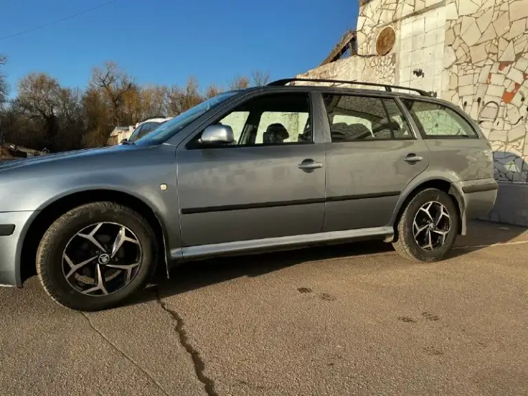 Продам skoda octavia tour 2004 год находится город енакиево цена 570.000руб разумный торг возле капота продажа от собственника регион 180 мотор 1.6 бензин коробка механика пробег 244.435км кондиционер есть печка греет резина зима-лето кузов в хорошем состояние живой, не битый не крашен, есть пару моментов не критично на фото видно. Двигатель работает хорошо, коробка тоже нужно поменять рулевую тягу она куплена отдадим вмести с машиной а в остальном машина сел и поехал. Продажа с связи покупкой новой машины, по этому с продажей не спешу. Тел +79493383917 связь бывает плохая на этом номер есть тг или пишите в личные сообщение.
📞 Звоните: +7(949)3383917 - фотография - 8