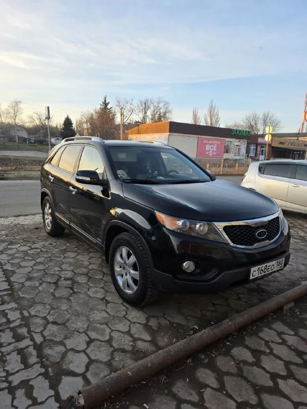 ​🚙 Kia sorento xm — технический идеал в родной краске!
​Ищете честный кроссовер, в который не нужно вкладывать? Это именно он. Главное преимущество — абсолютно новый двигатель (не контрактный!), установленный всего 11 000 км назад.
​Основные характеристики:
​Год выпуска: 2009
​Двигатель: 2.4 бензин (пробег кузова 209 тыс. , мотора — 11 тыс. !)
​Кузов: в заводском окрасе — любые проверки приветствуются.
​Цена: 1 300 000 ₽
​Что сделано:
​Ходовая часть: полностью перебрана (новые привода в сборе, рычаги, передние стойки, наконечники и опорные подшипники). Машина едет как новая!
​Свет: установлены дорогие качественные лампы (ближний/дальний) — идеальная видимость ночью.
​Подготовка к зиме: пройдено полное то (масло, фильтры), стоит новая шипованная резина nexon.
​Максимальная комплектация:
​Роскошный кожаный салон и руль.
​Раздельный климат-контроль.
​Современный планшет (мультимедиа).
​Подогрев сидений и полный электропак
📲 Tg: иван ушмодин
📞 Звоните: +7(949)7295570 - фотография - 1