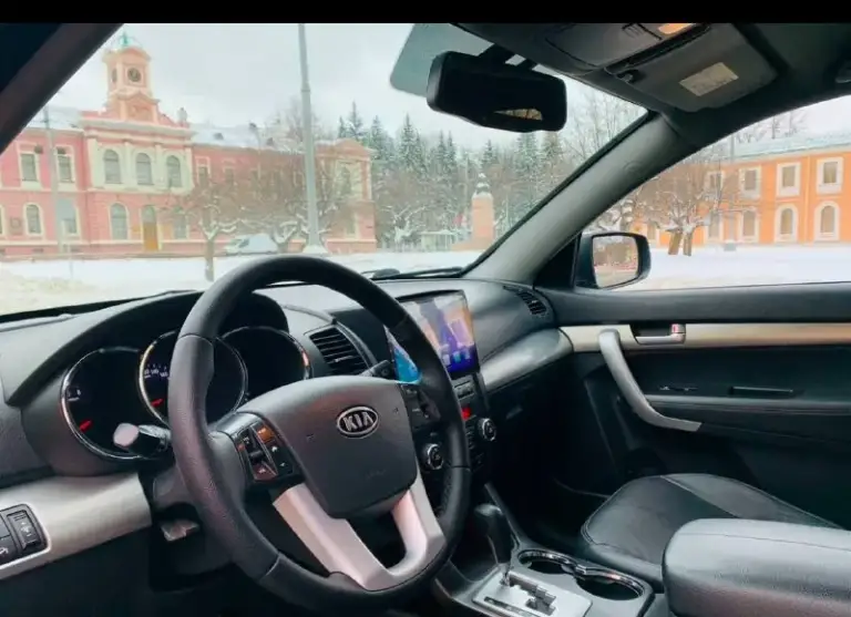 ​🚙 Kia sorento xm — технический идеал в родной краске!
​Ищете честный кроссовер, в который не нужно вкладывать? Это именно он. Главное преимущество — абсолютно новый двигатель (не контрактный!), установленный всего 11 000 км назад.
​Основные характеристики:
​Год выпуска: 2009
​Двигатель: 2.4 бензин (пробег кузова 209 тыс. , мотора — 11 тыс. !)
​Кузов: в заводском окрасе — любые проверки приветствуются.
​Цена: 1 300 000 ₽
​Что сделано:
​Ходовая часть: полностью перебрана (новые привода в сборе, рычаги, передние стойки, наконечники и опорные подшипники). Машина едет как новая!
​Свет: установлены дорогие качественные лампы (ближний/дальний) — идеальная видимость ночью.
​Подготовка к зиме: пройдено полное то (масло, фильтры), стоит новая шипованная резина nexon.
​Максимальная комплектация:
​Роскошный кожаный салон и руль.
​Раздельный климат-контроль.
​Современный планшет (мультимедиа).
​Подогрев сидений и полный электропак
📲 Tg: иван ушмодин
📞 Звоните: +7(949)7295570 - фотография - 10