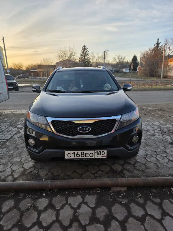 ​🚙 Kia sorento xm — технический идеал в родной краске!
​Ищете честный кроссовер, в который не нужно вкладывать? Это именно он. Главное преимущество — абсолютно новый двигатель (не контрактный!), установленный всего 11 000 км назад.
​Основные характеристики:
​Год выпуска: 2009
​Двигатель: 2.4 бензин (пробег кузова 209 тыс. , мотора — 11 тыс. !)
​Кузов: в заводском окрасе — любые проверки приветствуются.
​Цена: 1 300 000 ₽
​Что сделано:
​Ходовая часть: полностью перебрана (новые привода в сборе, рычаги, передние стойки, наконечники и опорные подшипники). Машина едет как новая!
​Свет: установлены дорогие качественные лампы (ближний/дальний) — идеальная видимость ночью.
​Подготовка к зиме: пройдено полное то (масло, фильтры), стоит новая шипованная резина nexon.
​Максимальная комплектация:
​Роскошный кожаный салон и руль.
​Раздельный климат-контроль.
​Современный планшет (мультимедиа).
​Подогрев сидений и полный электропак
📲 Tg: иван ушмодин
📞 Звоните: +7(949)7295570 - фотография - 2