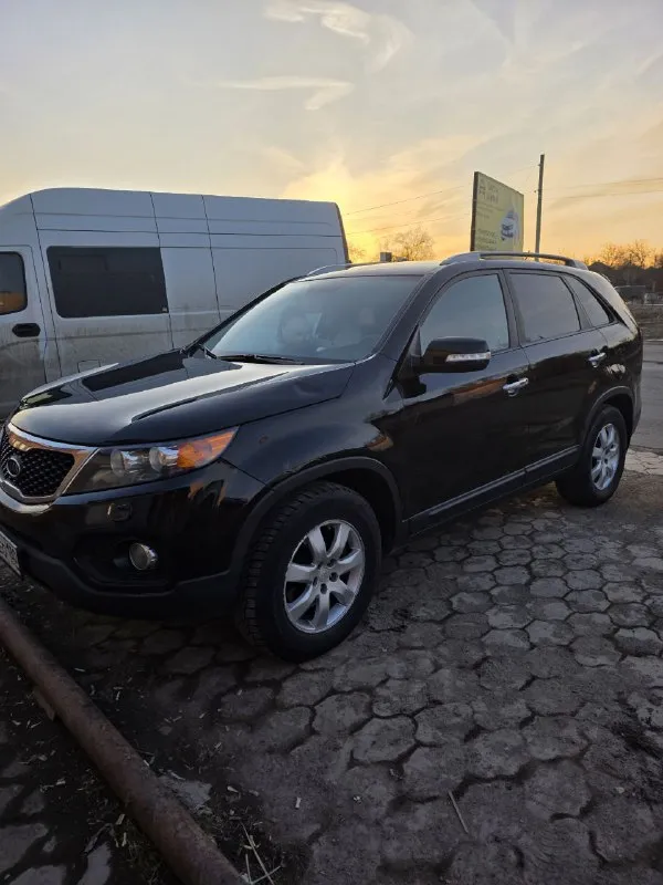 ​🚙 Kia sorento xm — технический идеал в родной краске!
​Ищете честный кроссовер, в который не нужно вкладывать? Это именно он. Главное преимущество — абсолютно новый двигатель (не контрактный!), установленный всего 11 000 км назад.
​Основные характеристики:
​Год выпуска: 2009
​Двигатель: 2.4 бензин (пробег кузова 209 тыс. , мотора — 11 тыс. !)
​Кузов: в заводском окрасе — любые проверки приветствуются.
​Цена: 1 300 000 ₽
​Что сделано:
​Ходовая часть: полностью перебрана (новые привода в сборе, рычаги, передние стойки, наконечники и опорные подшипники). Машина едет как новая!
​Свет: установлены дорогие качественные лампы (ближний/дальний) — идеальная видимость ночью.
​Подготовка к зиме: пройдено полное то (масло, фильтры), стоит новая шипованная резина nexon.
​Максимальная комплектация:
​Роскошный кожаный салон и руль.
​Раздельный климат-контроль.
​Современный планшет (мультимедиа).
​Подогрев сидений и полный электропак
📲 Tg: иван ушмодин
📞 Звоните: +7(949)7295570 - фотография - 3