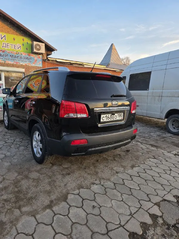 ​🚙 Kia sorento xm — технический идеал в родной краске!
​Ищете честный кроссовер, в который не нужно вкладывать? Это именно он. Главное преимущество — абсолютно новый двигатель (не контрактный!), установленный всего 11 000 км назад.
​Основные характеристики:
​Год выпуска: 2009
​Двигатель: 2.4 бензин (пробег кузова 209 тыс. , мотора — 11 тыс. !)
​Кузов: в заводском окрасе — любые проверки приветствуются.
​Цена: 1 300 000 ₽
​Что сделано:
​Ходовая часть: полностью перебрана (новые привода в сборе, рычаги, передние стойки, наконечники и опорные подшипники). Машина едет как новая!
​Свет: установлены дорогие качественные лампы (ближний/дальний) — идеальная видимость ночью.
​Подготовка к зиме: пройдено полное то (масло, фильтры), стоит новая шипованная резина nexon.
​Максимальная комплектация:
​Роскошный кожаный салон и руль.
​Раздельный климат-контроль.
​Современный планшет (мультимедиа).
​Подогрев сидений и полный электропак
📲 Tg: иван ушмодин
📞 Звоните: +7(949)7295570 - фотография - 4