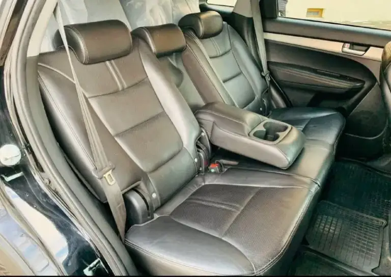 ​🚙 Kia sorento xm — технический идеал в родной краске!
​Ищете честный кроссовер, в который не нужно вкладывать? Это именно он. Главное преимущество — абсолютно новый двигатель (не контрактный!), установленный всего 11 000 км назад.
​Основные характеристики:
​Год выпуска: 2009
​Двигатель: 2.4 бензин (пробег кузова 209 тыс. , мотора — 11 тыс. !)
​Кузов: в заводском окрасе — любые проверки приветствуются.
​Цена: 1 300 000 ₽
​Что сделано:
​Ходовая часть: полностью перебрана (новые привода в сборе, рычаги, передние стойки, наконечники и опорные подшипники). Машина едет как новая!
​Свет: установлены дорогие качественные лампы (ближний/дальний) — идеальная видимость ночью.
​Подготовка к зиме: пройдено полное то (масло, фильтры), стоит новая шипованная резина nexon.
​Максимальная комплектация:
​Роскошный кожаный салон и руль.
​Раздельный климат-контроль.
​Современный планшет (мультимедиа).
​Подогрев сидений и полный электропак
📲 Tg: иван ушмодин
📞 Звоните: +7(949)7295570 - фотография - 7