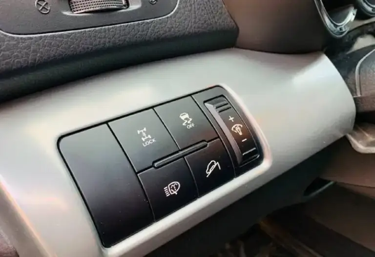 ​🚙 Kia sorento xm — технический идеал в родной краске!
​Ищете честный кроссовер, в который не нужно вкладывать? Это именно он. Главное преимущество — абсолютно новый двигатель (не контрактный!), установленный всего 11 000 км назад.
​Основные характеристики:
​Год выпуска: 2009
​Двигатель: 2.4 бензин (пробег кузова 209 тыс. , мотора — 11 тыс. !)
​Кузов: в заводском окрасе — любые проверки приветствуются.
​Цена: 1 300 000 ₽
​Что сделано:
​Ходовая часть: полностью перебрана (новые привода в сборе, рычаги, передние стойки, наконечники и опорные подшипники). Машина едет как новая!
​Свет: установлены дорогие качественные лампы (ближний/дальний) — идеальная видимость ночью.
​Подготовка к зиме: пройдено полное то (масло, фильтры), стоит новая шипованная резина nexon.
​Максимальная комплектация:
​Роскошный кожаный салон и руль.
​Раздельный климат-контроль.
​Современный планшет (мультимедиа).
​Подогрев сидений и полный электропак
📲 Tg: иван ушмодин
📞 Звоните: +7(949)7295570 - фотография - 8