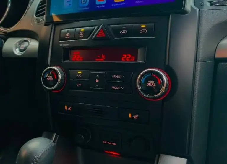 ​🚙 Kia sorento xm — технический идеал в родной краске!
​Ищете честный кроссовер, в который не нужно вкладывать? Это именно он. Главное преимущество — абсолютно новый двигатель (не контрактный!), установленный всего 11 000 км назад.
​Основные характеристики:
​Год выпуска: 2009
​Двигатель: 2.4 бензин (пробег кузова 209 тыс. , мотора — 11 тыс. !)
​Кузов: в заводском окрасе — любые проверки приветствуются.
​Цена: 1 300 000 ₽
​Что сделано:
​Ходовая часть: полностью перебрана (новые привода в сборе, рычаги, передние стойки, наконечники и опорные подшипники). Машина едет как новая!
​Свет: установлены дорогие качественные лампы (ближний/дальний) — идеальная видимость ночью.
​Подготовка к зиме: пройдено полное то (масло, фильтры), стоит новая шипованная резина nexon.
​Максимальная комплектация:
​Роскошный кожаный салон и руль.
​Раздельный климат-контроль.
​Современный планшет (мультимедиа).
​Подогрев сидений и полный электропак
📲 Tg: иван ушмодин
📞 Звоните: +7(949)7295570 - фотография - 9
