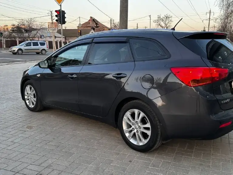 Продам кию сид в идиальнейшем состоянии автомобиль без дтп 1000 процентов имеет два косметических окраса были царапины авто очень бережно експлуатировали все менялось вовремя по регламенту любые проверки толшеномером краски любые автоексперты самая максимальная комплектация што может быть двигатель ходовая коробка все как новое работает идеально доп вопросы по телефону видео с толшеномером по запросу осмотр г мариуполь цена 1.180 тел +7938-155-90-40 +7949-499-888-7 - фотография - 5