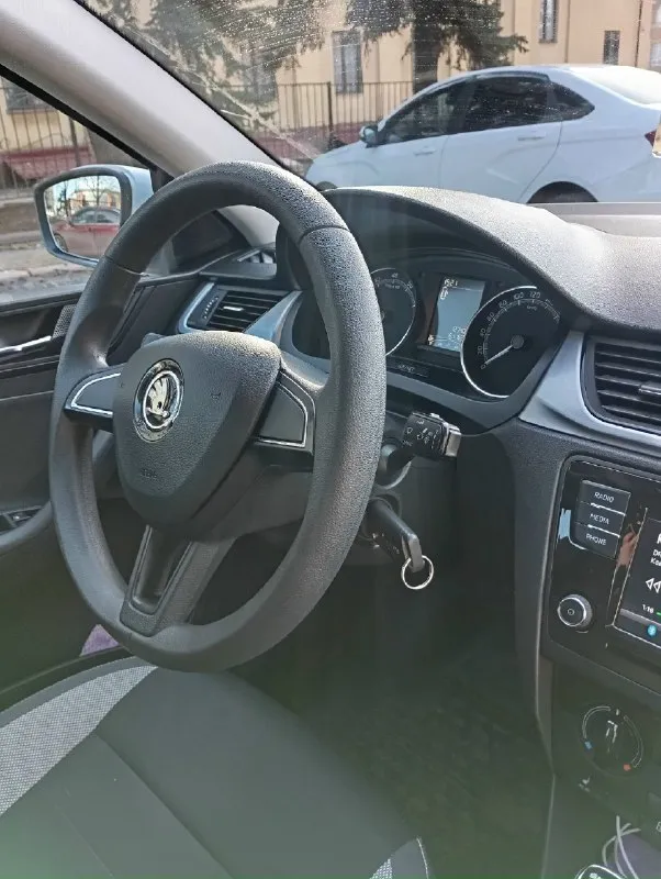 Продам skoda рапид 2018 двигатель 1.6 110 лошадей два комплекта ризины новай пробег 163350 каждый день ежу на роботу пробег будет другим любые проверки есть блокнот где записывал что делал по машини отдам новому владельцу чтобы понимал когда проходить т. О сейчас не чего делать не нужно замену масла делал 1000 км назад я хозяин кто ищет машину для себя этот самый оптимальный вариант причина продажи ишю машину красовер цена авто 1350000 торг подробнее расскажу по телефону машина достойная новый владелец не пожалеет тел +7949 899 36 27 макеевка
📞 Звоните: +7(949)8993627 - фотография - 5