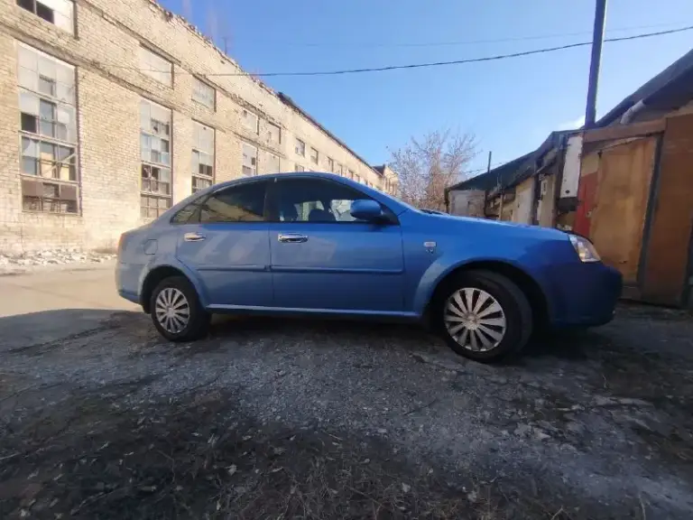 Продам лачетти 1.8 газ вписан lda. 2008 год пробег 311 тыс. Машина в отличном состоянии. Все стекла родные включая лабовое. Без дтп. Были окрасы чисто касметика. За машиной следили, все расходники менялись вовремя. Двигатель, кпп в отличном состоянии. Ходовая перебиралась прошлой осенью. Грм заменён летом прошлого года. 2 комп резина зима- на 15 штампах, лето на литых дисках. Кондиционер заправлен, холодит идеально. В салоне чехлы в хорошем состоянии, чисто аккуратно, в салоне никто не курил, не пил. Пробег реальный, не скрученный в основном по трассе. Вложений автомобиль не требует абсолютно никаких. Масло в двс, антифриз, тормозная жидкость, жидкость гур заменено недавно. Торг небольшой уместен при осмотре. Продажа от собственника, владею с 2012 года цена 600 тыс тел +79493242734 - фотография - 2
