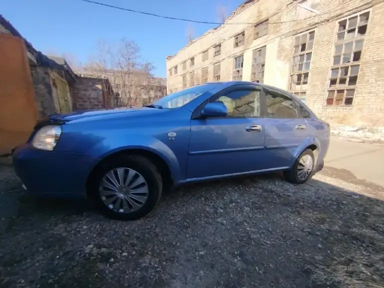 Продам лачетти 1.8 газ вписан lda. 2008 год пробег 311 тыс. Машина в отличном состоянии. Все стекла родные включая лабовое. Без дтп. Были окрасы чисто касметика. За машиной следили, все расходники менялись вовремя. Двигатель, кпп в отличном состоянии. Ходовая перебиралась прошлой осенью. Грм заменён летом прошлого года. 2 комп резина зима- на 15 штампах, лето на литых дисках. Кондиционер заправлен, холодит идеально. В салоне чехлы в хорошем состоянии, чисто аккуратно, в салоне никто не курил, не пил. Пробег реальный, не скрученный в основном по трассе. Вложений автомобиль не требует абсолютно никаких. Масло в двс, антифриз, тормозная жидкость, жидкость гур заменено недавно. Торг небольшой уместен при осмотре. Продажа от собственника, владею с 2012 года цена 600 тыс тел +79493242734 - фотография - 3