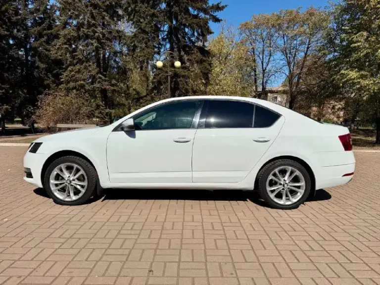Продам skoda oktavia 2020 года выпуска, пробег 226000 тысяч, двигатель 1.6 в паре с автоматом 6 ступ aisin японский автомат переключает без нареканий, это самая надежная неприхотливая компоновка,2 комплекта резины лето на 17 дисках на абсолютно новой резине, стоит газовая установка, автомобиль без вложений сел и поехал цена 1 650 000 рублей, торг, автомобиль находиться в енакиево телефон +79495582669 - фотография - 8