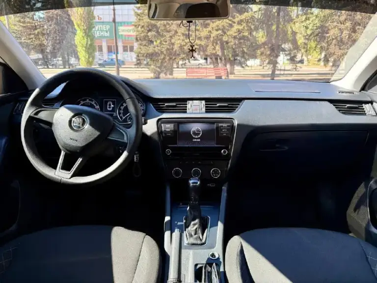 Продам skoda oktavia 2020 года выпуска, пробег 226000 тысяч, двигатель 1.6 в паре с автоматом 6 ступ aisin японский автомат переключает без нареканий, это самая надежная неприхотливая компоновка,2 комплекта резины лето на 17 дисках на абсолютно новой резине, стоит газовая установка, автомобиль без вложений сел и поехал цена 1 650 000 рублей, торг, автомобиль находиться в енакиево телефон +79495582669 - фотография - 9