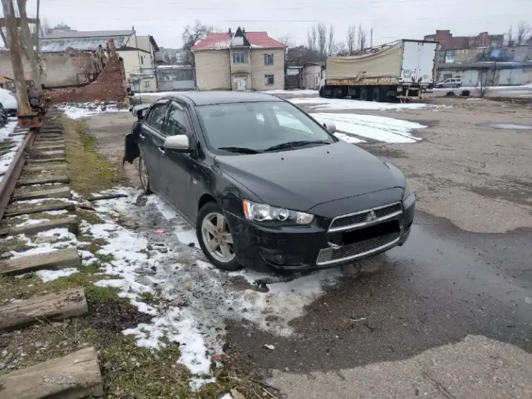 Продажа от владельца (с 2017 года). Чистая автотека. Митсубиси лансер 10 поколения, 2.0 акпп, 2007 год выпуска. Пробег реальный и составляет 219 тыс. Км. Все стекла оригинал. 2 ключа. Максимальная комплектация: подрулевые переключатели скоростей, обвес со спойлером, легкосплавные диски r16, накладки под карбон в салоне, кожаный руль, кожаная ручка кулисы, дистанционный центральный замок, климат контроль, круиз контроль, кнопки управления магнитолой на руле.
Полностью обслужена, недавно сделано большое то: заменено масло в моторе и акпп, заменен антифриз и жидкость гидроусилителя. До дтп была в очень хорошем состоянии. Повреждена задняя часть кузова, сработала подушка безопасности пассажирского сиденья. Нет времени на восстановление. Цена 450 тысяч рублей (небольшой торг для быстрого покупателя). Осмотр в районе радио рынка маяк. Телефон: +79494643608 - фотография - 1