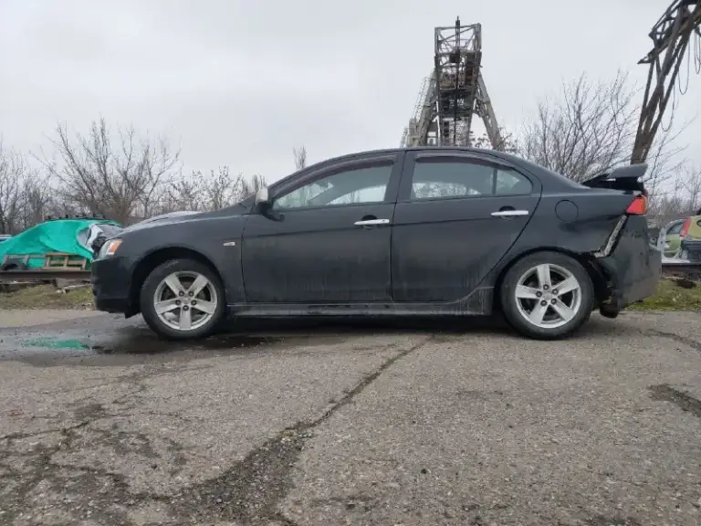 Продажа от владельца (с 2017 года). Чистая автотека. Митсубиси лансер 10 поколения, 2.0 акпп, 2007 год выпуска. Пробег реальный и составляет 219 тыс. Км. Все стекла оригинал. 2 ключа. Максимальная комплектация: подрулевые переключатели скоростей, обвес со спойлером, легкосплавные диски r16, накладки под карбон в салоне, кожаный руль, кожаная ручка кулисы, дистанционный центральный замок, климат контроль, круиз контроль, кнопки управления магнитолой на руле.
Полностью обслужена, недавно сделано большое то: заменено масло в моторе и акпп, заменен антифриз и жидкость гидроусилителя. До дтп была в очень хорошем состоянии. Повреждена задняя часть кузова, сработала подушка безопасности пассажирского сиденья. Нет времени на восстановление. Цена 450 тысяч рублей (небольшой торг для быстрого покупателя). Осмотр в районе радио рынка маяк. Телефон: +79494643608 - фотография - 3