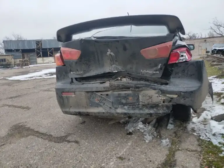 Продажа от владельца (с 2017 года). Чистая автотека. Митсубиси лансер 10 поколения, 2.0 акпп, 2007 год выпуска. Пробег реальный и составляет 219 тыс. Км. Все стекла оригинал. 2 ключа. Максимальная комплектация: подрулевые переключатели скоростей, обвес со спойлером, легкосплавные диски r16, накладки под карбон в салоне, кожаный руль, кожаная ручка кулисы, дистанционный центральный замок, климат контроль, круиз контроль, кнопки управления магнитолой на руле.
Полностью обслужена, недавно сделано большое то: заменено масло в моторе и акпп, заменен антифриз и жидкость гидроусилителя. До дтп была в очень хорошем состоянии. Повреждена задняя часть кузова, сработала подушка безопасности пассажирского сиденья. Нет времени на восстановление. Цена 450 тысяч рублей (небольшой торг для быстрого покупателя). Осмотр в районе радио рынка маяк. Телефон: +79494643608 - фотография - 5