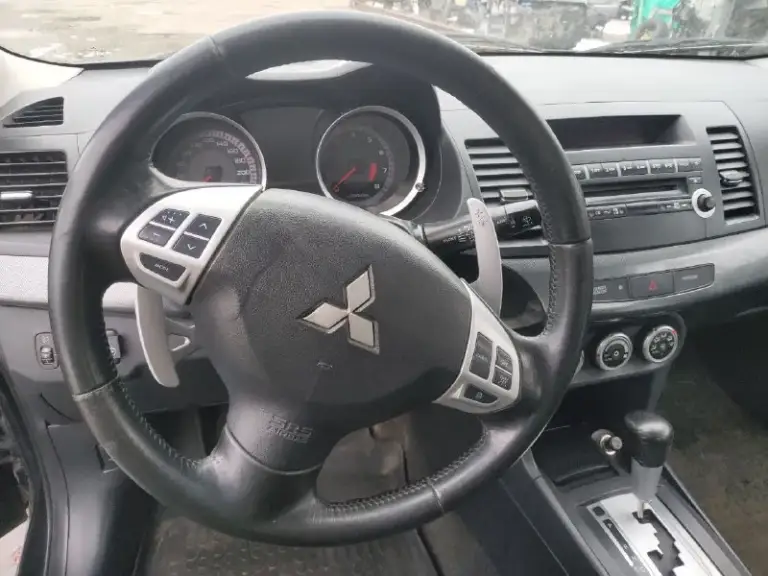 Продажа от владельца (с 2017 года). Чистая автотека. Митсубиси лансер 10 поколения, 2.0 акпп, 2007 год выпуска. Пробег реальный и составляет 219 тыс. Км. Все стекла оригинал. 2 ключа. Максимальная комплектация: подрулевые переключатели скоростей, обвес со спойлером, легкосплавные диски r16, накладки под карбон в салоне, кожаный руль, кожаная ручка кулисы, дистанционный центральный замок, климат контроль, круиз контроль, кнопки управления магнитолой на руле.
Полностью обслужена, недавно сделано большое то: заменено масло в моторе и акпп, заменен антифриз и жидкость гидроусилителя. До дтп была в очень хорошем состоянии. Повреждена задняя часть кузова, сработала подушка безопасности пассажирского сиденья. Нет времени на восстановление. Цена 450 тысяч рублей (небольшой торг для быстрого покупателя). Осмотр в районе радио рынка маяк. Телефон: +79494643608 - фотография - 9