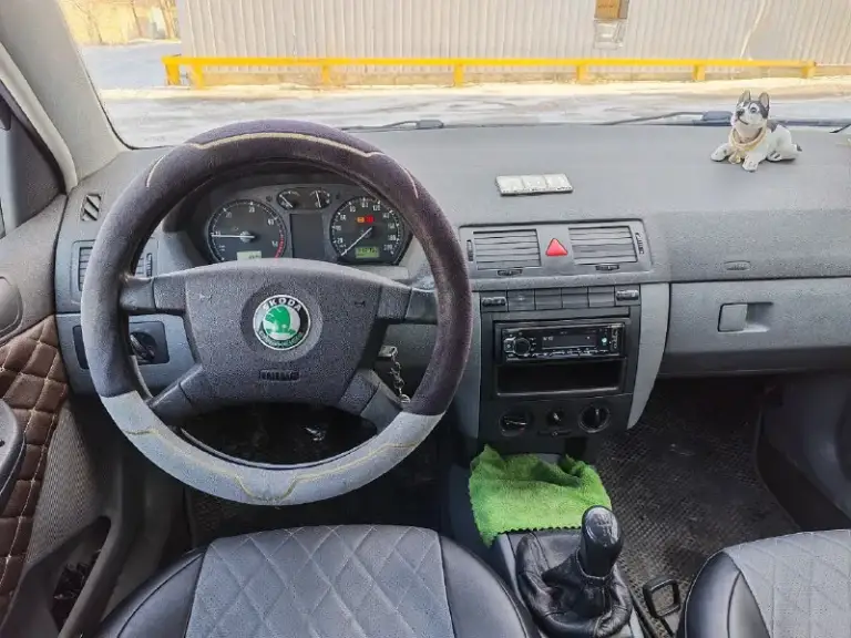 Продам skoda fabia. 2002 г. В. В кузове седан.
Мотор 1,9 дизель без турбины
Кпп - механика
Пробег - 340 тыс.
Автомобиль в семье с 2018 года. Моего пробега ~90 тыс км. Выносливая машина с низким расходом топлива. По трассе на одном баке 900 км едет легко. Гнили, ржавчины нет. Машина вкруг перекрашивалась в 2023 году. В 2025 году менялась задняя подвеска (сайленты балки, пружины, амморты), рулевая рейка с датчиком, генератор с ремнём и натяжителем. Состояние - сел и поехал, ничего кроме текущего обслуживания не требует. Впереди эл. Стеклоподъемники, сзади ручки.
Осмотр донецк, петровка.
Цена - 300 тыс. Торг
+79498150744 Руслан - фотография - 4