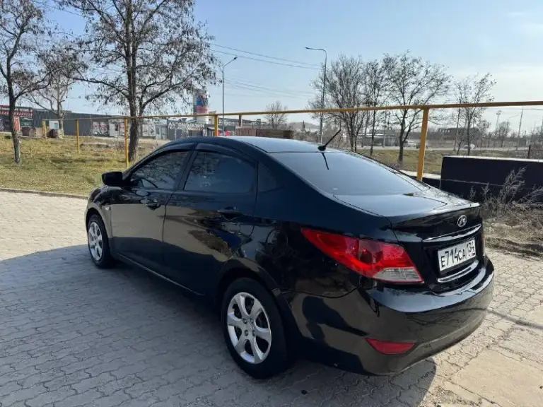 Продам hyundai solaris 2013 год выпуска двигатель 1.6 кпп механика пробег 168.000 км оригинал! В отличном состоянии, в дтп не участвовал не требует не каких вложений кузов без дефектов и нюансов, комплектация кондиционер эльктро стеклоподъемники усилитель руля мульти руль круиз контроль, музыка планшет, расход до 8 литров, гаражное хранение с документами полный порядок цена 675.000 тел +79490908190 город мариуполь - фотография - 3
