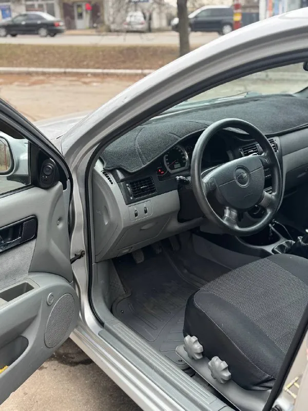 В продаже эксклюзивный вариант
Chevrolet lacetti 2005 г. С пробегом 84.000 км, в одних руках с салона, все подтверждается документами и автотекой( причем фиксация пробега была каждый год) автомобиль всю время находился в краснодаре, отсюда и около идеально состояние кузова.
Крашен бампер и частично угол переднего крыла(зацепились об ворота) остальное родной окрас. Толщиномер предоставлю. В дтп не участвовала(все герметики, сварные точки и т. Д. Заводские), ничего не крутилось и не снималось. Остекление оригинал, без трещин и сколов.
Комплектация с кондиционером, стеклоподъемниками, гур, abs, airbag, электрозеркала, сигнализация с обратной связью, неплохая музыка.
Два ключа, птс оригинал.
Ручник держит, автомобиль полностью обслужен. Кпп отлично работает
Новая летняя резина
Тех осмотр пройден.
Кто ищет автомобиль для себя на долгое время - лучший вариант.
+79493594733
620.000 Торг у капота
Макеевка
📲 Tg: @killreall17
📞 Звоните: +7(949)3594733 - фотография - 7