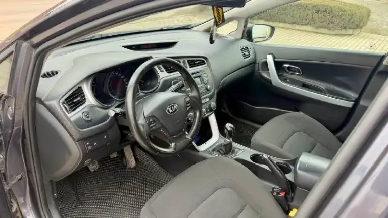 Продам kia ceed
2015 Года выпуска
Состояния идеальное
Собственник
6 Ступенчатая механика
Полная комплектация : подогрев руля, подогрев сидений мульти руль голосовой помощник bluetooth
С родным пробегом 210.000
1.6 Газ бензин
Вложений не требует
Во владение 1 год
Комплект новой летней резины комплект летней новой резины
Салон чистый и не прокуренный
По документам любое переформление
Остальные вопросы по телефону +79490362879
Цена 780.000 торг у капота.
Возможен обмен с вашей доплатой. - фотография - 9