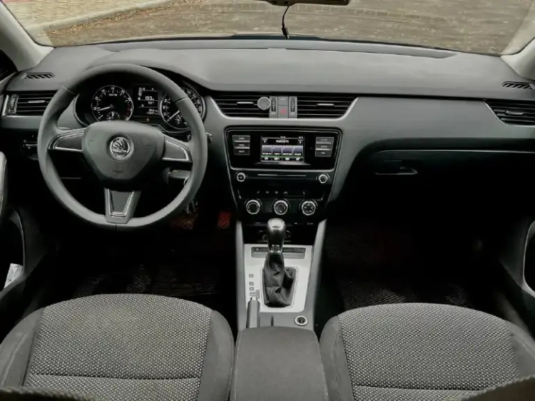 Продам skoda octavia 2015 год выпуска с мотором 1.6 бензин, коробка автомат (обычный гидротрансформатор)!за все время 2 хозяина, оригинал птс, очень бережная эксплуатация, пробег 170.000км, вся полностью обслужена и в близжайшее время не потребует никаких затрат, гаражное хранение!вся геометрия кузова идеально ровная, все герметики и швы заводские, подушки безопасности все на своем месте!в таком состоянии октавии единицы ! Работает идеально, лью масло liqui moly 5w-30,ходовая часть мягенькая -на 5+. Коробка работает четко, как в новом авто, без рывков и задержек. В общем состояние автомобиля близкое к идеалу!
Цена:1.330.000₽
Тел:+79493578236 или телега +79094166333 если не дозванивайтесь звоните на телегу
📲 Tg: алекс
📞 Звоните: +7(949)3578236 - фотография - 6