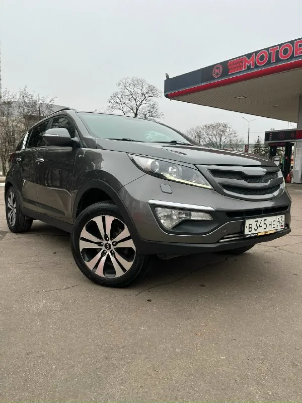 Продам kia sportage 3 (sl) 2.0 акпп, awd цена: 1 390 000 руб. Год: 2010 двигатель: 2.0 бензин 150 л. С. Пробег: 170 000 км автомобиль в хорошем состоянии, максимальная комплектация, автомобиль полностью в родном окрасе! Мотор работает без посторонних шумов. Оригинальный пробег, зеленая автотека, отправлю по запросу. Полная комплектация: панорамная крыша, полный привод, кожаный салон, бесключевой доступ, круиз контроль, двух зонный климат контроль, подогревы передних и задних сидений, парктроники, aux, usb, bluetooth, 2 ключа, сигнализация с дистанционным запуском, камера заднего вида, заводская музыка с оригинальным сабом! Новые передние тормозные диски, колодки, новые колодки ручника, новые пружины передние! Автомобиль срочных вложений не требует! Г. Донецк +79493670528
📞 Звоните: +7(949)3670528 - фотография - 2