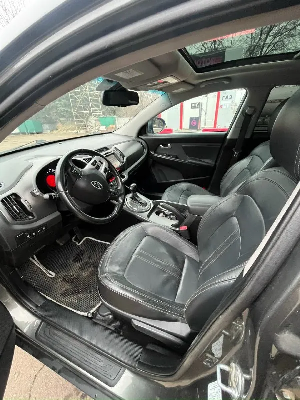 Продам kia sportage 3 (sl) 2.0 акпп, awd цена: 1 390 000 руб. Год: 2010 двигатель: 2.0 бензин 150 л. С. Пробег: 170 000 км автомобиль в хорошем состоянии, максимальная комплектация, автомобиль полностью в родном окрасе! Мотор работает без посторонних шумов. Оригинальный пробег, зеленая автотека, отправлю по запросу. Полная комплектация: панорамная крыша, полный привод, кожаный салон, бесключевой доступ, круиз контроль, двух зонный климат контроль, подогревы передних и задних сидений, парктроники, aux, usb, bluetooth, 2 ключа, сигнализация с дистанционным запуском, камера заднего вида, заводская музыка с оригинальным сабом! Новые передние тормозные диски, колодки, новые колодки ручника, новые пружины передние! Автомобиль срочных вложений не требует! Г. Донецк +79493670528
📞 Звоните: +7(949)3670528 - фотография - 5