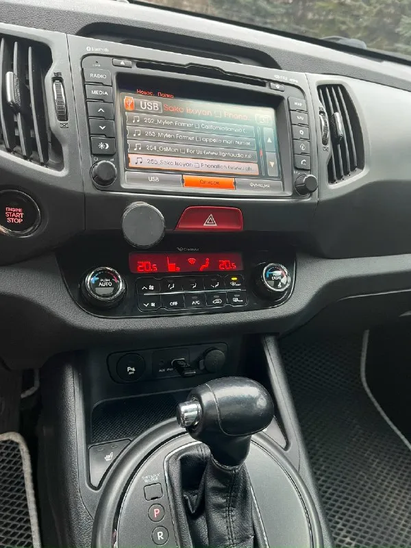 Продам kia sportage 3 (sl) 2.0 акпп, awd цена: 1 390 000 руб. Год: 2010 двигатель: 2.0 бензин 150 л. С. Пробег: 170 000 км автомобиль в хорошем состоянии, максимальная комплектация, автомобиль полностью в родном окрасе! Мотор работает без посторонних шумов. Оригинальный пробег, зеленая автотека, отправлю по запросу. Полная комплектация: панорамная крыша, полный привод, кожаный салон, бесключевой доступ, круиз контроль, двух зонный климат контроль, подогревы передних и задних сидений, парктроники, aux, usb, bluetooth, 2 ключа, сигнализация с дистанционным запуском, камера заднего вида, заводская музыка с оригинальным сабом! Новые передние тормозные диски, колодки, новые колодки ручника, новые пружины передние! Автомобиль срочных вложений не требует! Г. Донецк +79493670528
📞 Звоните: +7(949)3670528 - фотография - 7