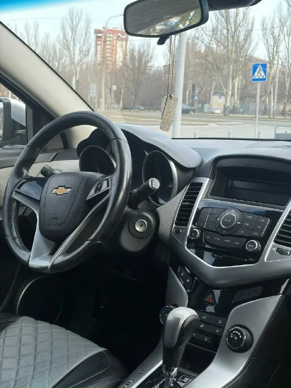 Chevrolet cruze год выпуска: 2012 двигатель:1.8л. (141л. С) коробка автомат пробег 159 000 комплектация: 4 эл. Стеклоподъемника, abs, кондиционер корректор фар, мультируль, обогрев зеркал и заднего стекла, подогрев сидений, электропривод зеркал автомобиль в хорошем внешнем и техническом состоянии. Каких-лиюо вложений не требует. Двигатель без нареканий, работает ровно, масло не расходует, едет бодро. Была произведена замена комплекта грм с фазорегуляторами. Акпп также в хорошем состоянии, передачи переключает четко, без затупов и рывков. Ходовая часть автомобиля обслужена, посторонние звуки отсутствуют. Все работает без нареканий. Являюсь собственником транспортного средства. Осмотр: г. Донецк цена: 790 000, торг телефон: +7 (949) 429-59-49
📞 Звоните: +7(949)4295949 - фотография - 7
