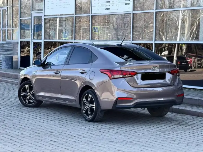 Hyundai solaris 2
Двигатель - 1.6 бензин
Кпп - автомат
Пробег - 132.000км
Год выпуска - 2017
Цена - 1.195.000₽
Тел. - +79493902663
Либо: +7 (949) 679-98-14
В продаже отличная повседневная, не убиваемая машина. В шикарном цвете ( в жизни смотрится великолепно ) с простым 1.6 двигателем и автоматической 6ти ступенчатой коробкой передач. Техническая часть вся обслужена и не требует ни каких вложений. Автомобиль не участвовал в дтп, все детали родные. Комплектация: мультируль; эл. Зеркала с подогревом; android магнитола со всеми современными плюшками; камера заднего вида; кондиционер; титановые диски с зимней резиной; датчик шин; антибукс; антизанос; 4эл. Стеклоподъемника с доводчиками; 2 пары ключей; полный бортовой компьютер; подогревы сидений и руля. . Кто ищет свежий, не дорогой в обслуживании и симпатичный автомобиль - добро пожаловать. ( свзяь не всегда хорошая, на этих же номерах есть telegram, max )
📲 Tg: @vladimir_23_23_23
📞 Звоните: +7(949)3902663 - фотография - 1