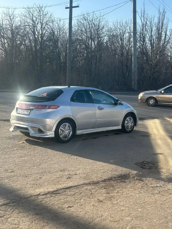 🟢🟢🟢 Срочная продажа 🟢🟢🟢
🚗 Honda civic 5d 2007 года, рестайлинг от завода.
Надежный и экономичный хэтчбек с пробегом 240 тыс. Км. Авто находится в хорошем техническом состоянии. Двигатель 1.799 л.

🚗Хорошая комплектация:климат и круиз -контроли, подогрев сидений, датчики света и дождя. Все системы работают исправно.

🚗По кузову состояние нормальное, соответствует возрасту, есть небольшие дефекты (вышлю в лс). По ходовой части все ровно. Машина полностью на ходу и прослужит еще очень долго.

🚗В салоне не курили, все расходники менялись во время, каждые 5000 км

💳 Цена 800 тыс. Руб
Донецк +79495049597 анна - фотография - 5