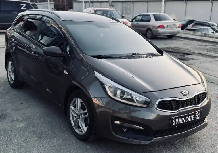 Продаю kia ceed 2017 универсал

Автомобиль в прекрасном состоянии!
Мотор: 1.6
Коробка: автомат
Пробег: 160.000 км

✅Кузов:
Без сколов и дефектов — выглядит достойно.

✅Техническая часть:
Автомобиль полностью исправен.
• Двигатель работает ровно, не дымит, не троит, не кипит, посторонних шумов нет
• Коробка передач переключается плавно, без пинков и задержек
• Никаких вложений не требуется

✅Салон:
Чистый и ухоженный, без потертостей и разрывов. За машиной следили.

Электрика:
Работает абсолютно всё: кондиционер, подогревы, каждая кнопка без исключений.

✅Комплектация и допы:
• 2 Ключа
• Автозапуск
• Диодная оптика (установлены диоды в два этажа)
• Фары в бронеплёнке

✅Автомобиль надёжный, неприхотливый и комфортный, отлично подойдёт как для города, так и для поездок.
Кому нужна автотека, скину по запросу!

📌 Готов к любым проверкам за ваш счёт
📞 Остались вопросы — звоните, с удовольствием отвечу.

☎️ +79064307686

📍До
📞 🇷🇺 Звоните: +7(906)4307686 - фотография - 1