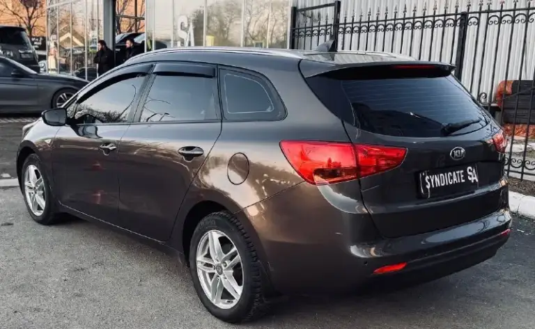 Продаю kia ceed 2017 универсал

Автомобиль в прекрасном состоянии!
Мотор: 1.6
Коробка: автомат
Пробег: 160.000 км

✅Кузов:
Без сколов и дефектов — выглядит достойно.

✅Техническая часть:
Автомобиль полностью исправен.
• Двигатель работает ровно, не дымит, не троит, не кипит, посторонних шумов нет
• Коробка передач переключается плавно, без пинков и задержек
• Никаких вложений не требуется

✅Салон:
Чистый и ухоженный, без потертостей и разрывов. За машиной следили.

Электрика:
Работает абсолютно всё: кондиционер, подогревы, каждая кнопка без исключений.

✅Комплектация и допы:
• 2 Ключа
• Автозапуск
• Диодная оптика (установлены диоды в два этажа)
• Фары в бронеплёнке

✅Автомобиль надёжный, неприхотливый и комфортный, отлично подойдёт как для города, так и для поездок.
Кому нужна автотека, скину по запросу!

📌 Готов к любым проверкам за ваш счёт
📞 Остались вопросы — звоните, с удовольствием отвечу.

☎️ +79064307686

📍До
📞 🇷🇺 Звоните: +7(906)4307686 - фотография - 5